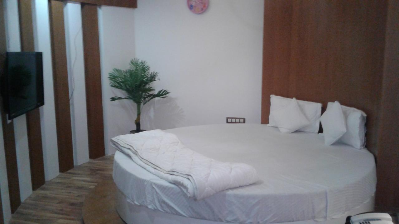 Hotel The Grand Parshwanath Sankeshvar ภายนอก รูปภาพ